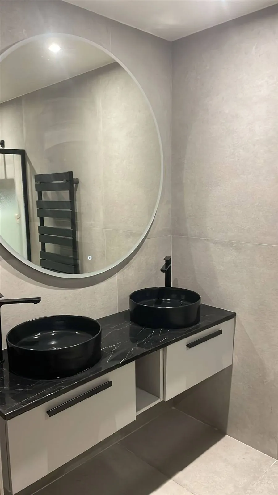 Salle de bain rénovée par Atelier PACA : plomberie, électricité et finitions