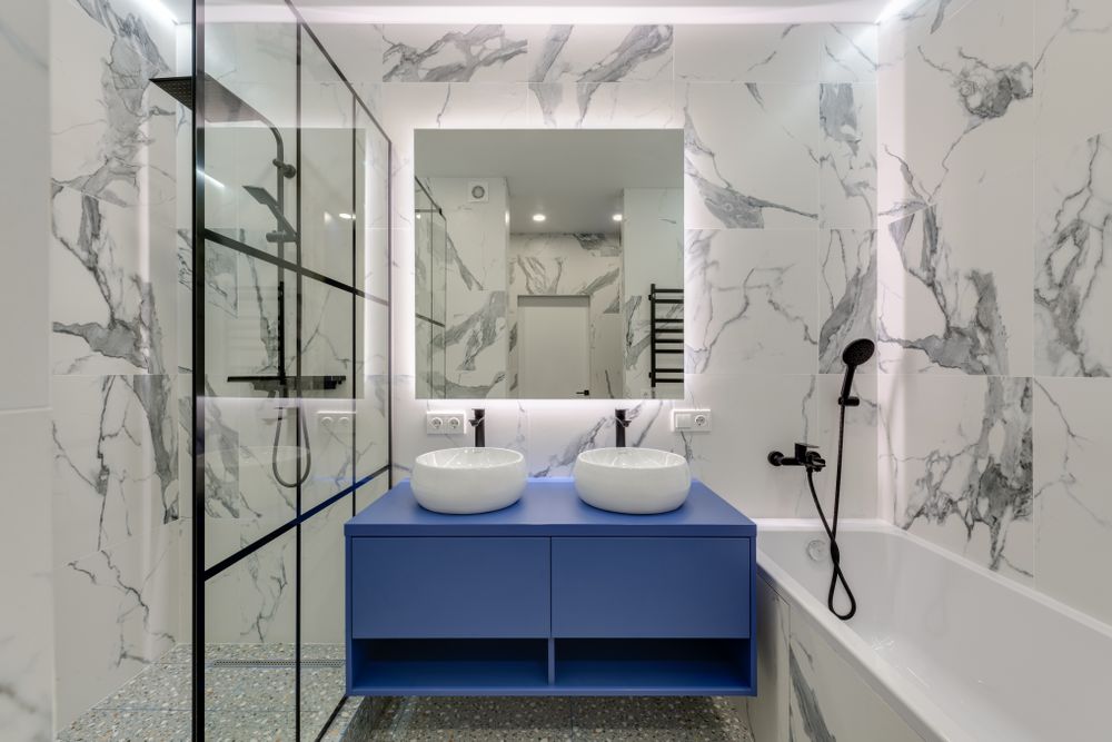 Salle de bain moderne en marbre — plomberie